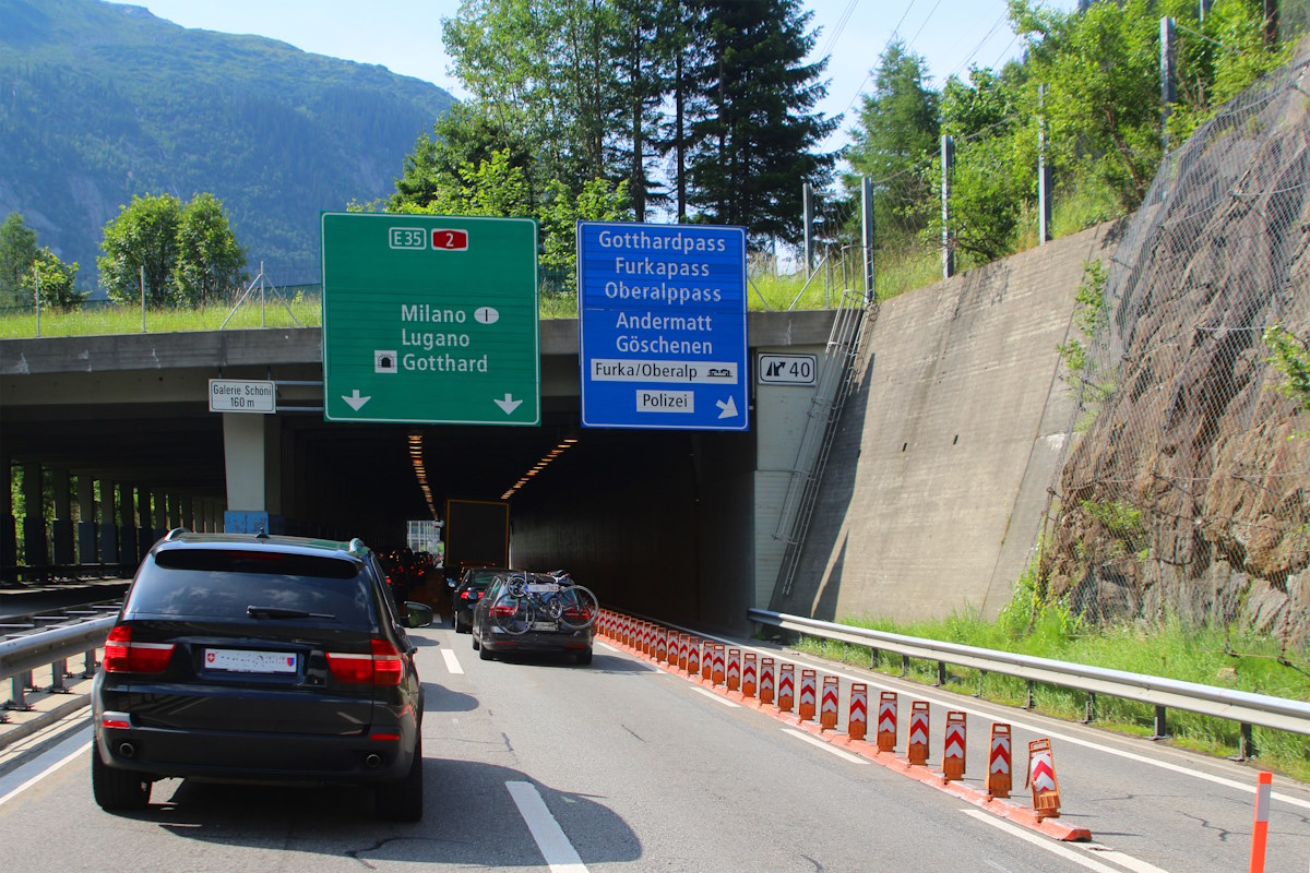 Autobahn zum Gotthard-Tunnel