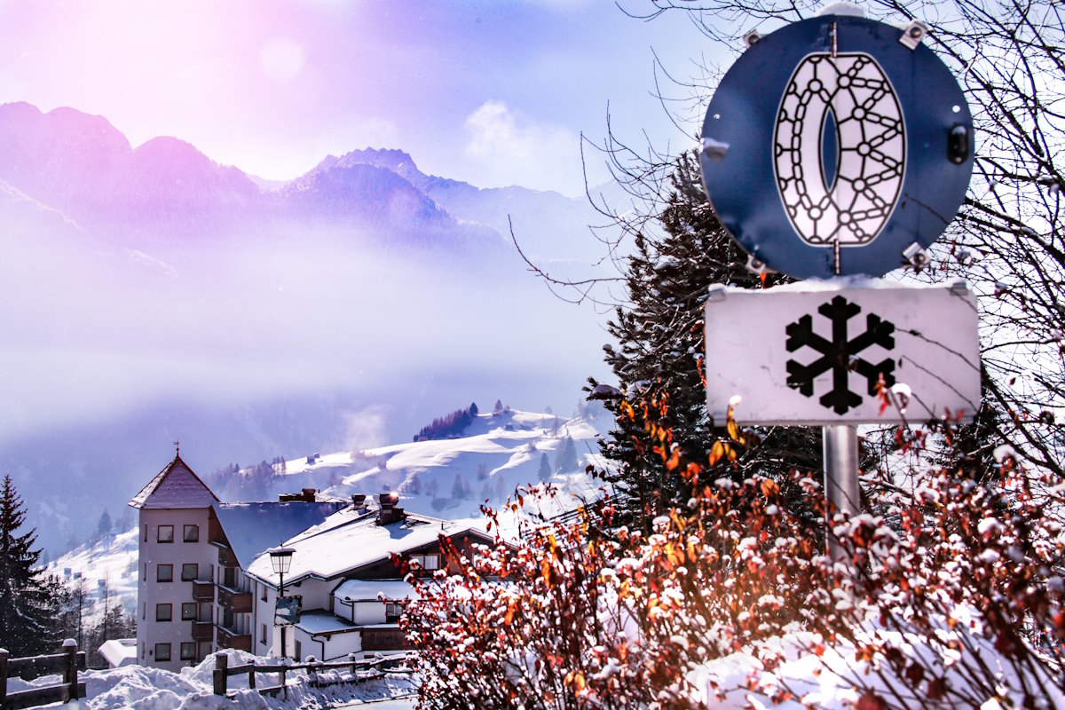 Schild Schneeketten in den Bergen