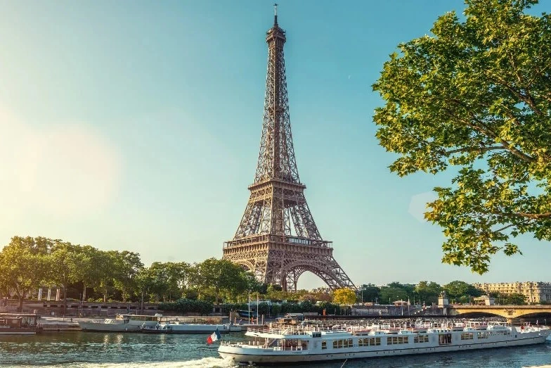 Maut in Frankreich - Eiffelturm an der Seine