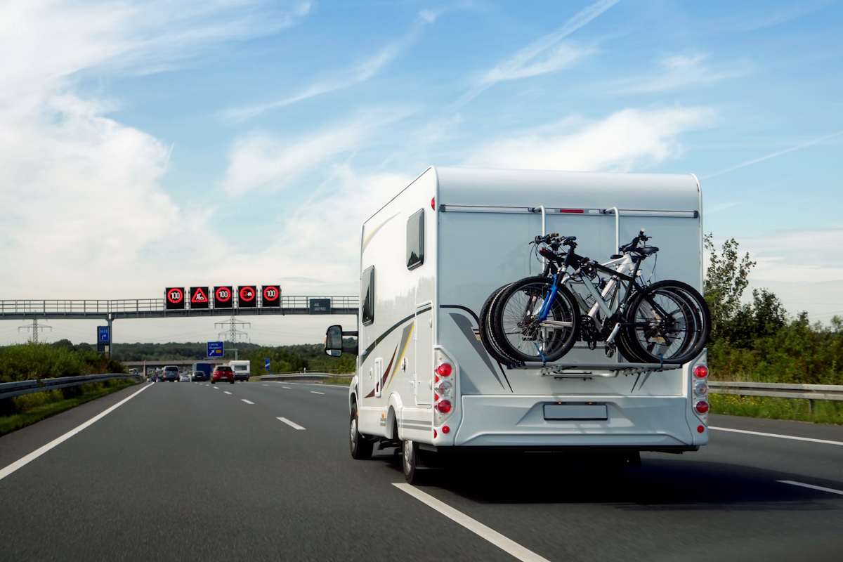 Wohnmobil mit Fahrrädern auf der Autobahn